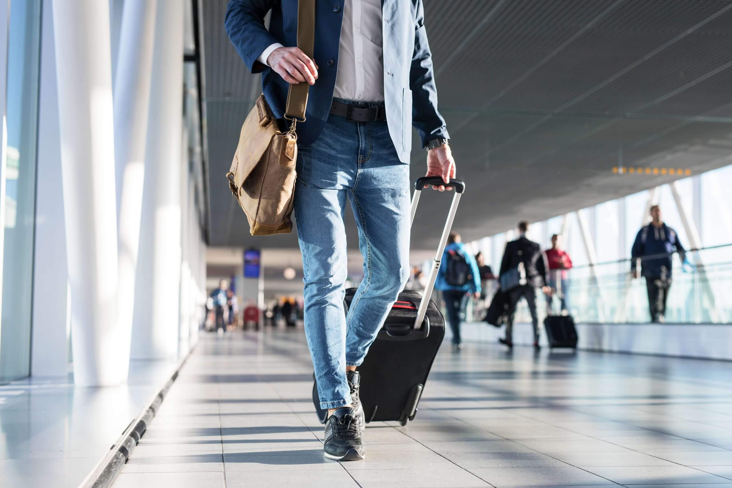 Mann går på flyplassterminal